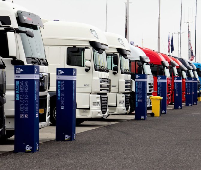 Caminhões estacionados lado a lado